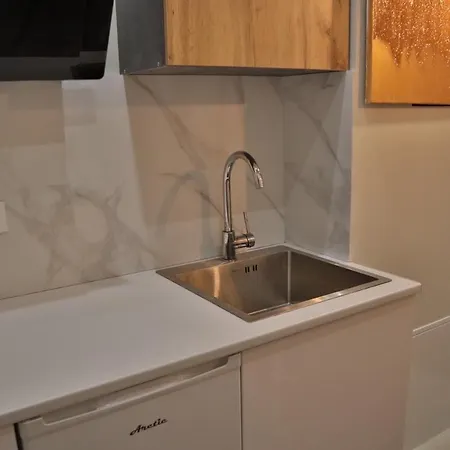 в центрі на вулиці староєврейській 15а біля наливок львова