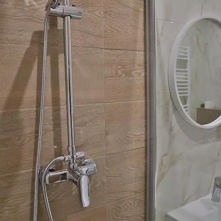 в центрі на вулиці староєврейській 15а біля наливок львова * 利沃夫