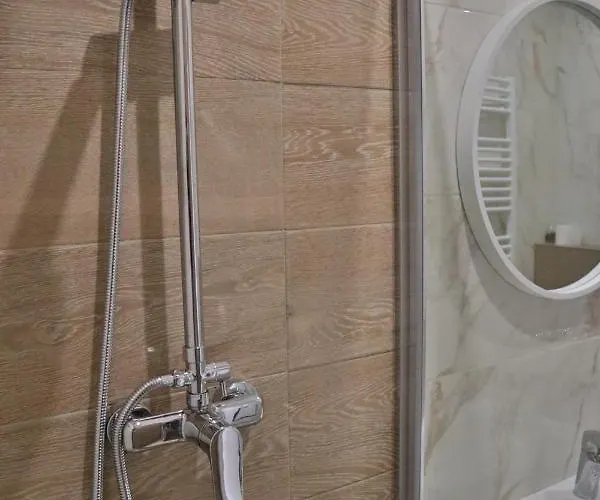 в центрі на вулиці староєврейській 15а біля наливок львова * リヴィウ